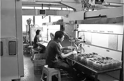 重整后的福昌电子公司工人正在作业