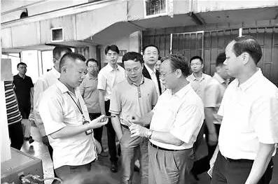 杜万华（右二）在福昌电子公司与员工交流